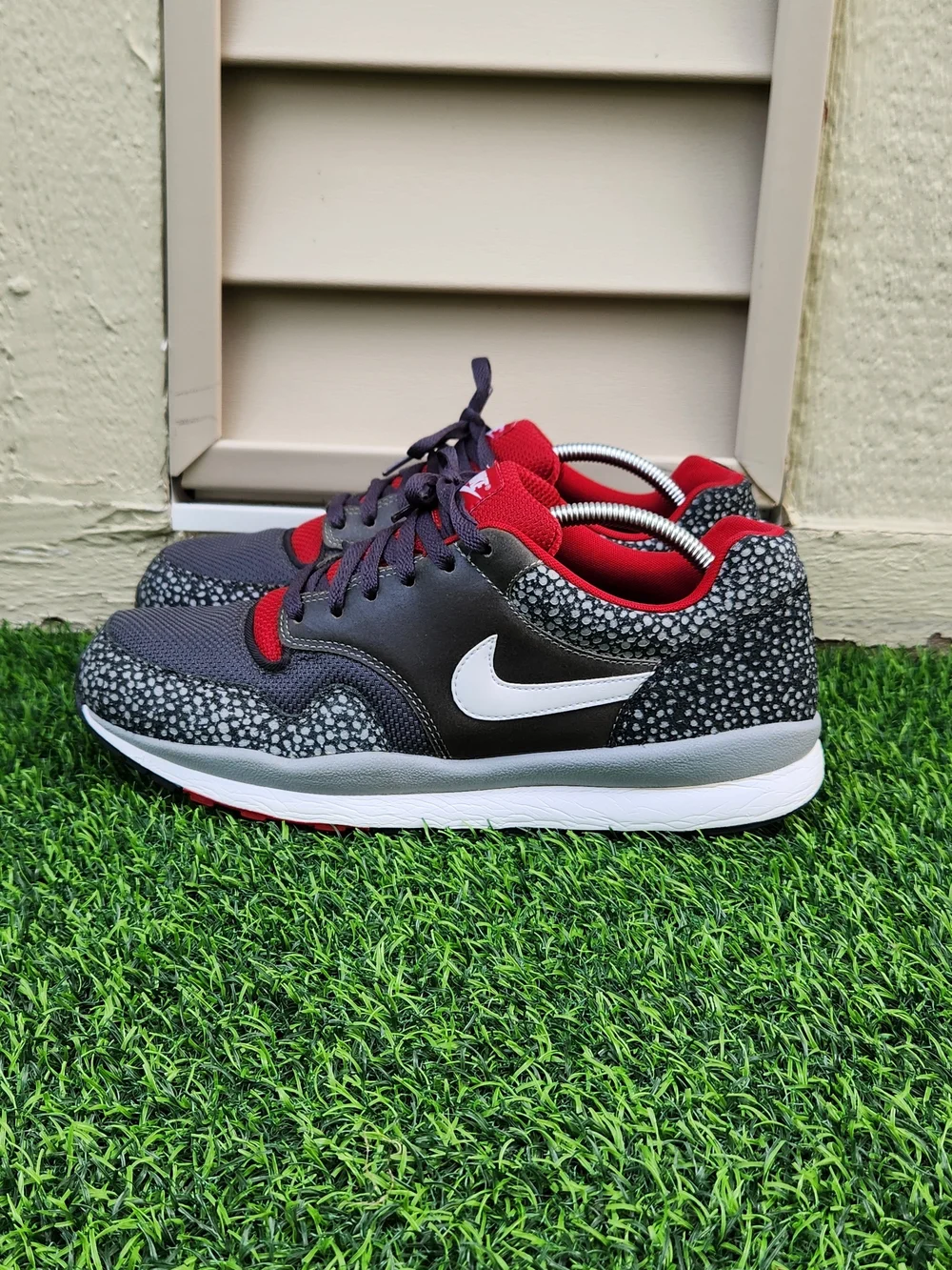 Nike Air Max Safari 371740_016 Anthracite Sneakers Men's Size 11 Black Gray Red